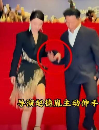 级！两人亲密互动被扒出疑似导演赵德胤pg电子模拟器试玩赵丽颖隐婚风波升(图8)